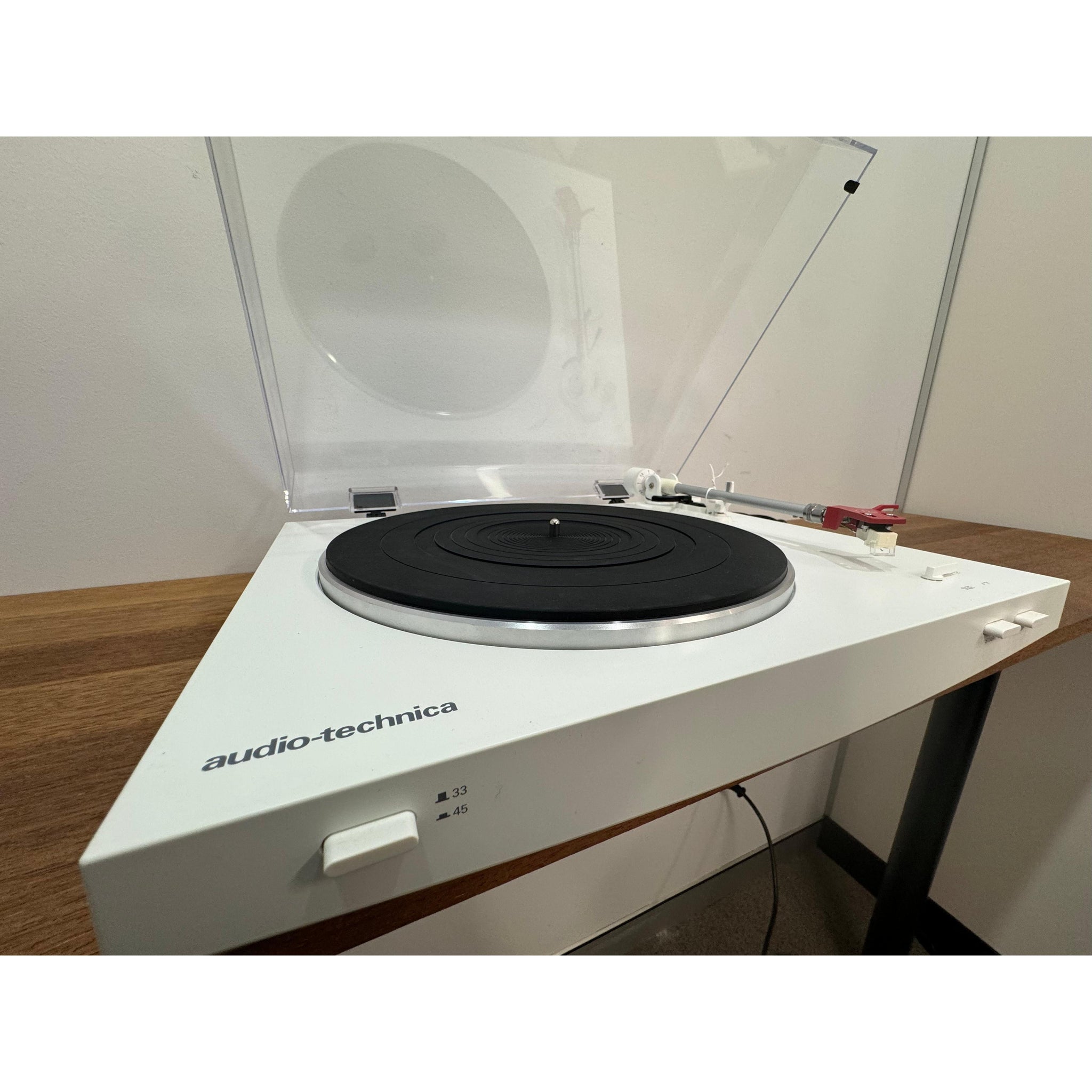 AUDIO TECHNICA LP3 TURNTABLE - Pre Loved white