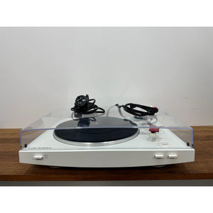 AUDIO TECHNICA LP3 TURNTABLE - Pre Loved white
