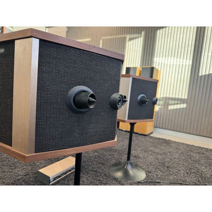 Bose 901 Series 5 Speakers with equaliser and stands, 1 owner - Pre Loved
