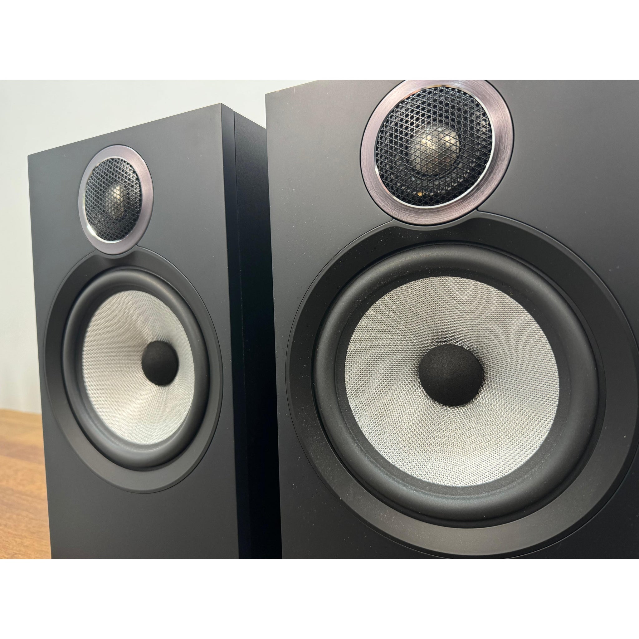 Bowers & Wilkins 606 bookshelf speakers - Pre Loved