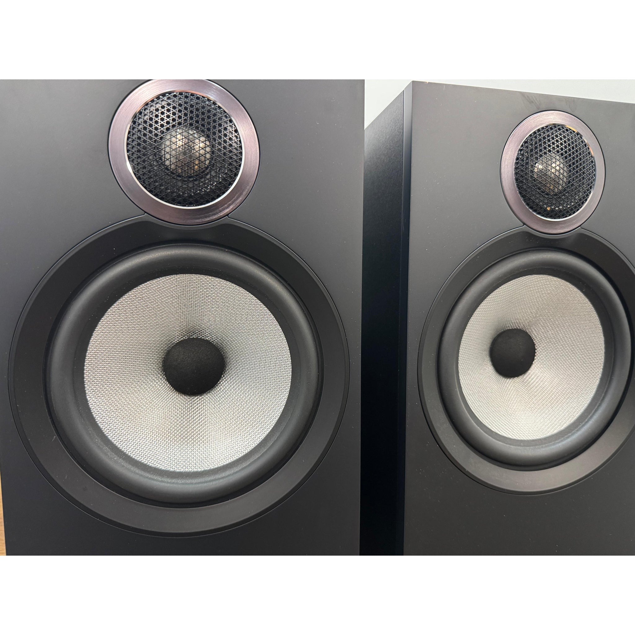 Bowers & Wilkins 606 bookshelf speakers - Pre Loved