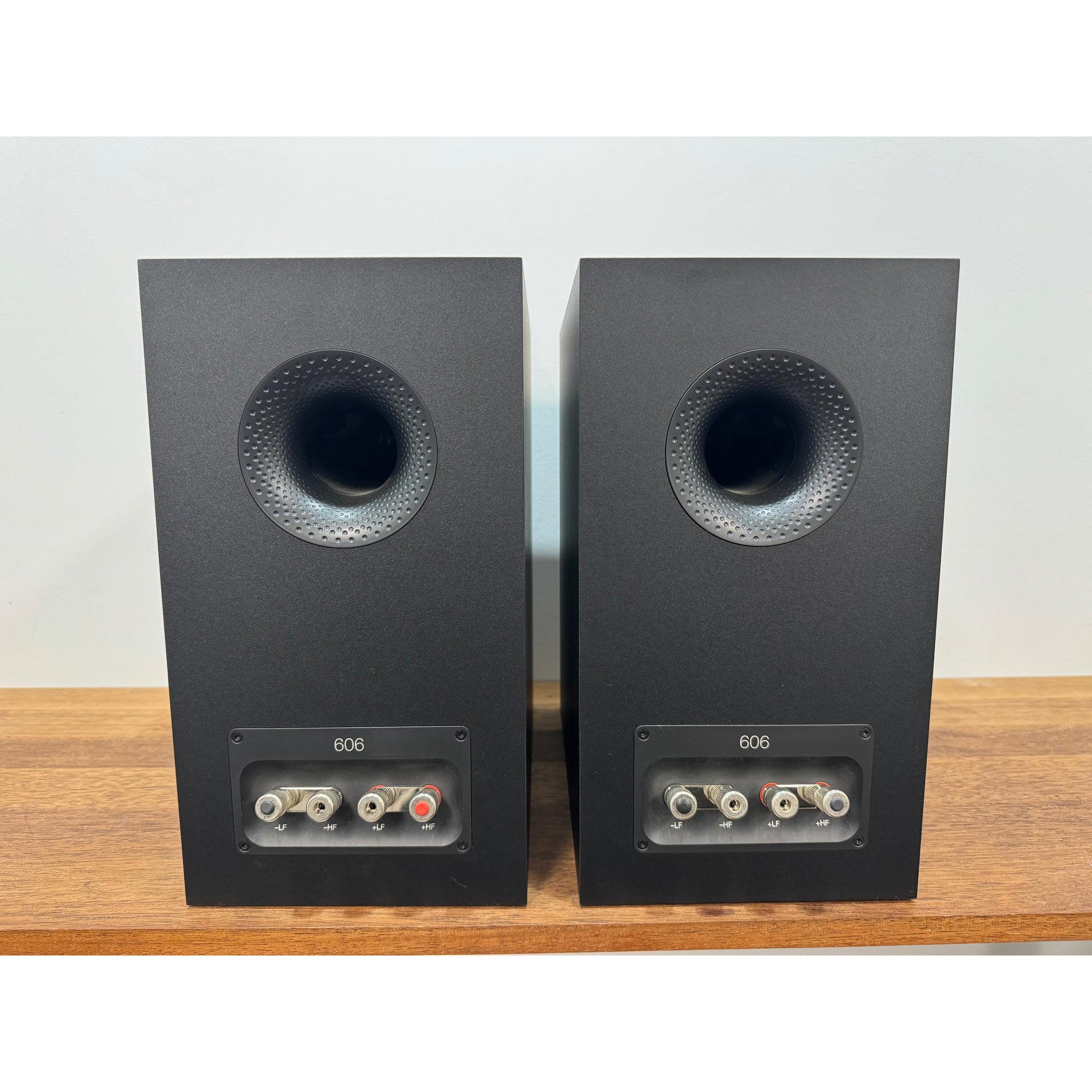 Bowers & Wilkins 606 bookshelf speakers - Pre Loved