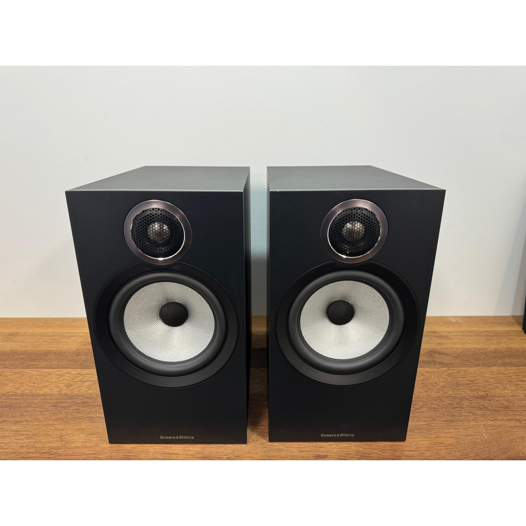 Bowers & Wilkins 606 bookshelf speakers - Pre Loved