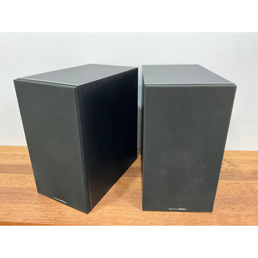 Bowers and Wilkins 606 series 3 bookshelf speakers black, pre loved