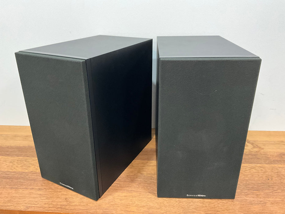 Bowers and Wilkins 606 series 3 bookshelf speakers black, pre loved