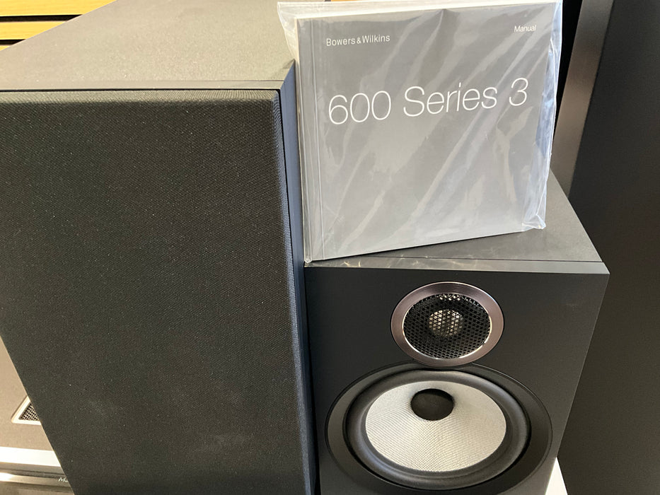 Bowers and Wilkins 606 series 3 bookshelf speakers black, pre loved