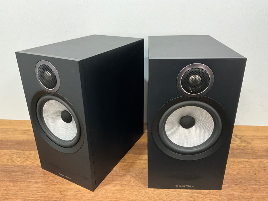 Bowers and Wilkins 606 series 3 bookshelf speakers black, pre loved