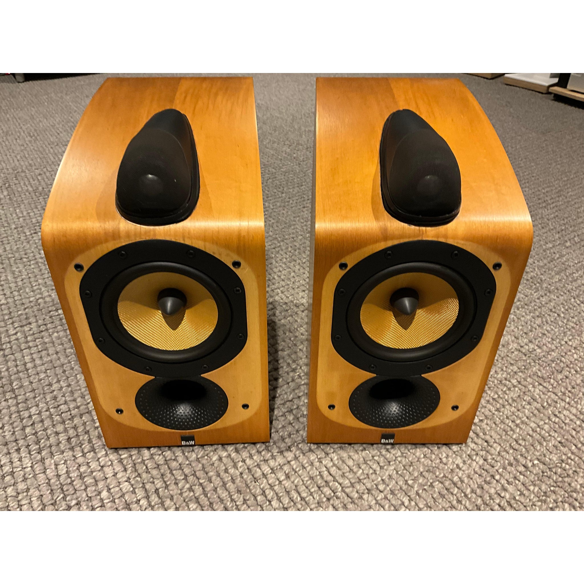 Bowers and Wilkins 705 bookshelf speakers, wood finish, Pre Loved