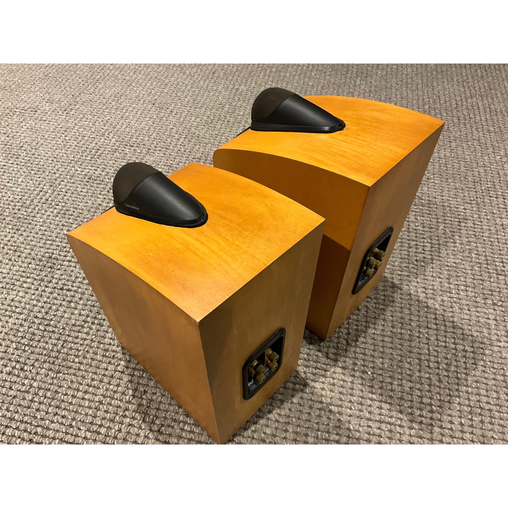 Bowers and Wilkins 705 bookshelf speakers, wood finish, Pre Loved
