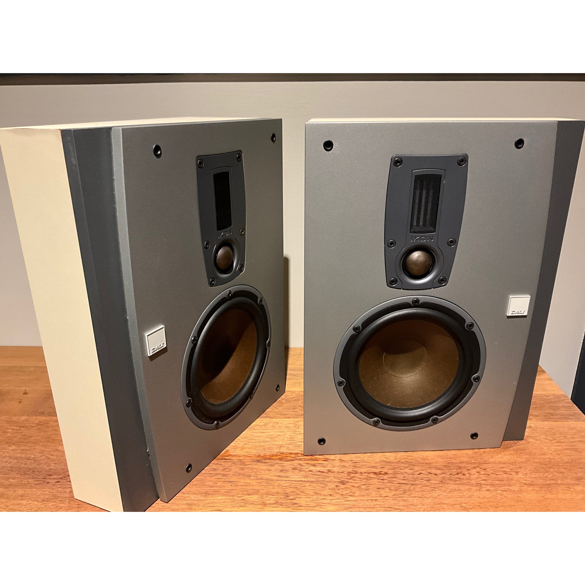 Dali Ikon high end on wall bookshelf speaker pair, Danish made slimline. Pre Loved