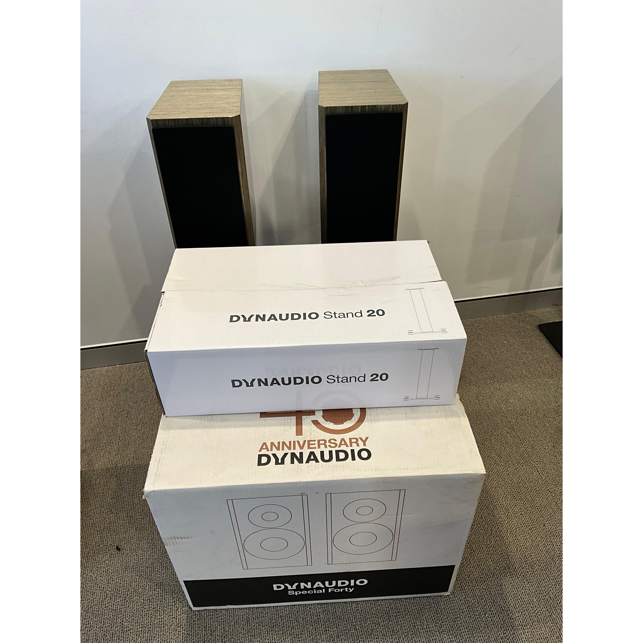 Dynaudio Special 40 Bookself speakers with matching stand 20 dyn stands, pre loved