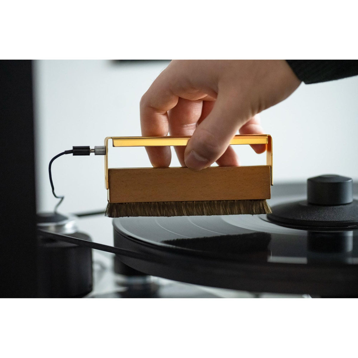 Pro-Ject - Brush-It Premium - Anti-Static Carbon Fibre Record Brush with Ground Wire