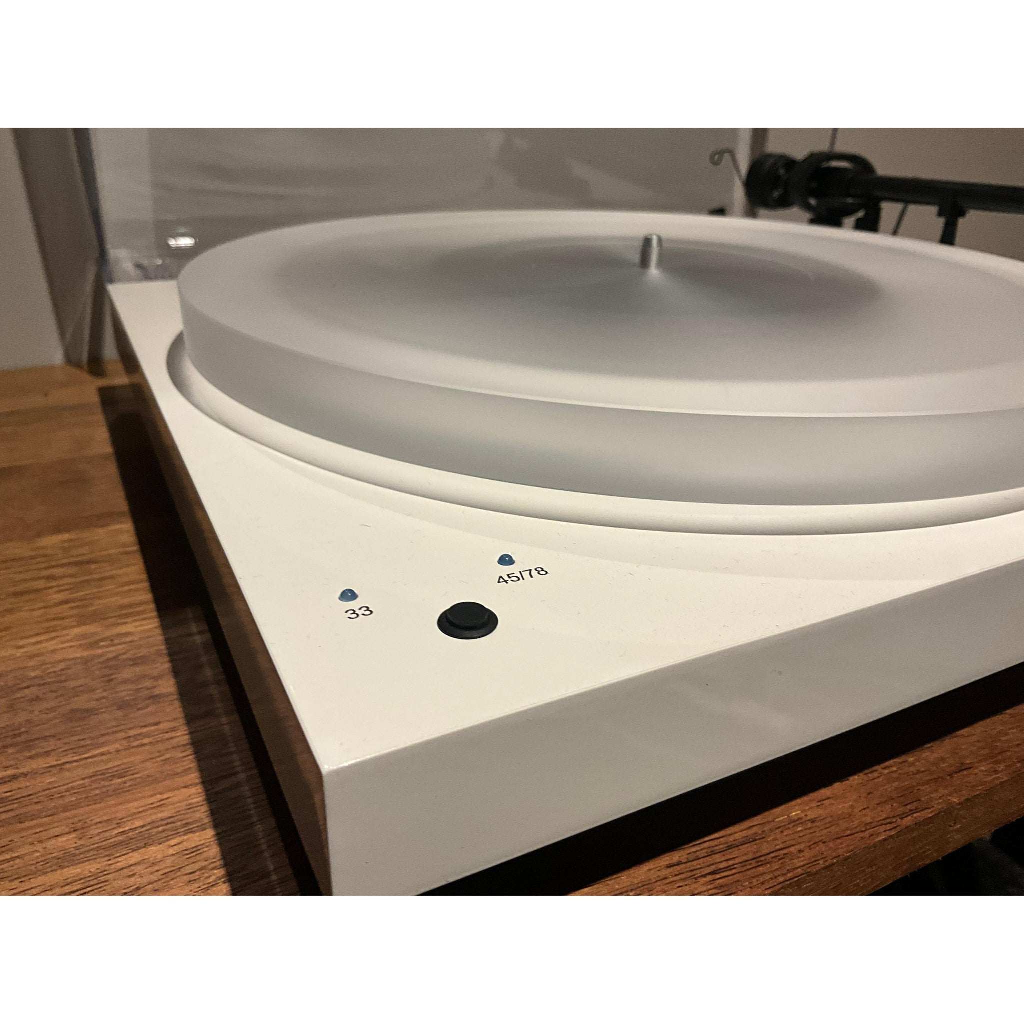 Product Debut Carbon Esprit Turntable with acrylic platter in satin white, pre loved