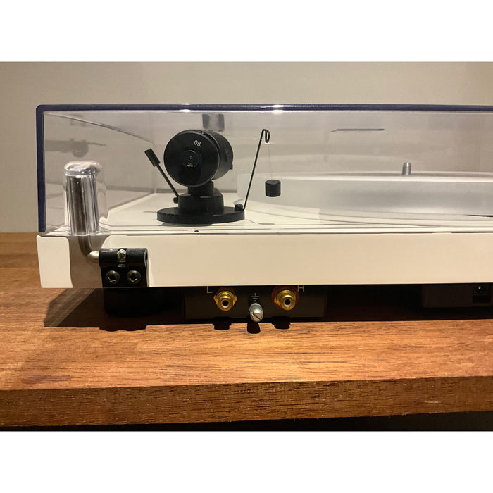 Product Debut Carbon Esprit Turntable with acrylic platter in satin white, pre loved