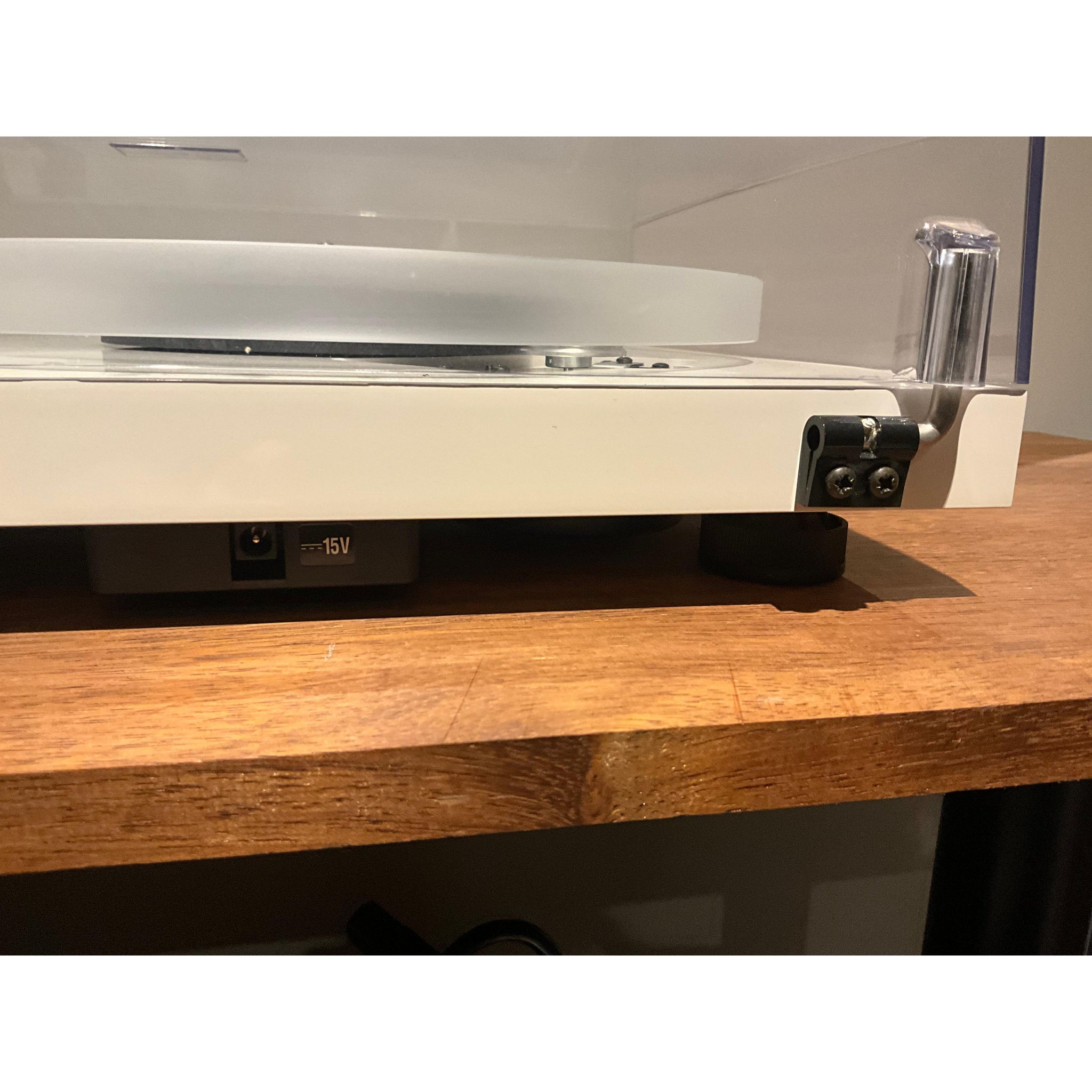 Product Debut Carbon Esprit Turntable with acrylic platter in satin white, pre loved