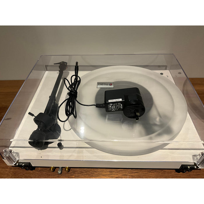 Product Debut Carbon Esprit Turntable with acrylic platter in satin white, pre loved