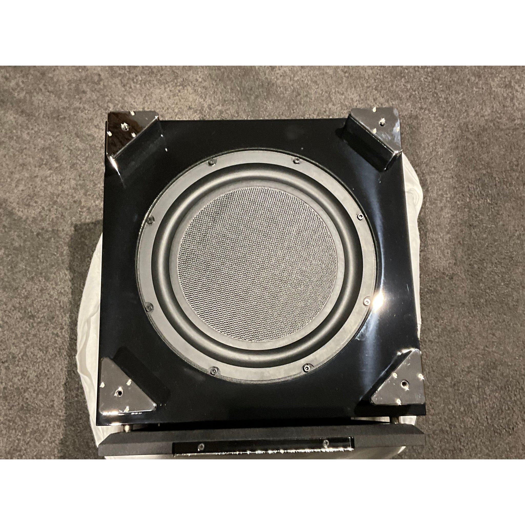 REL R528 se active subwoofer pre loved but never used, new in box