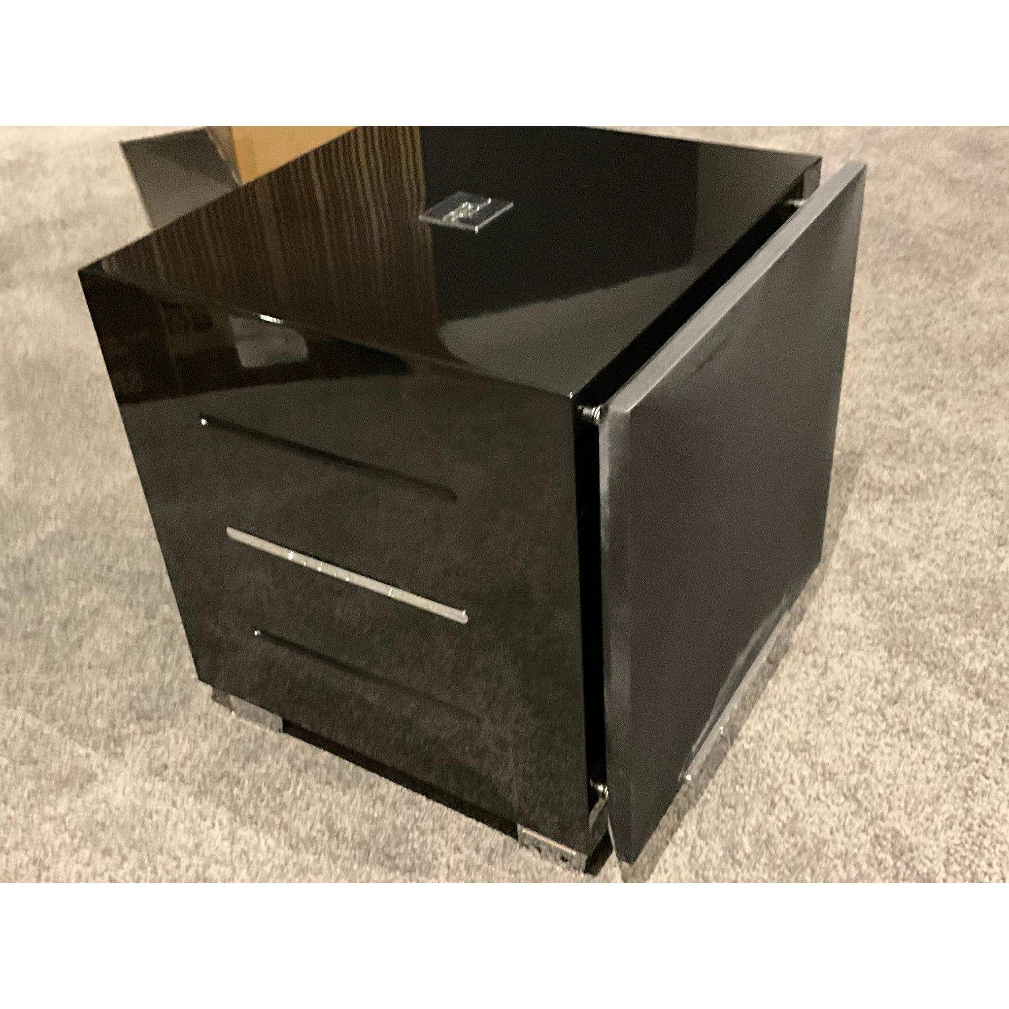 REL R528 se active subwoofer pre loved but never used, new in box