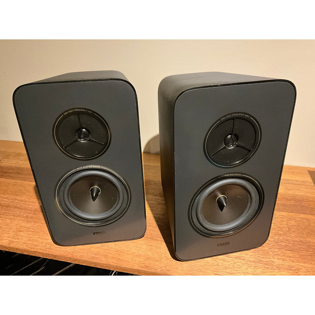 Rega Kyte Bookshelf speakers black, slight damage, Pre Loved — The