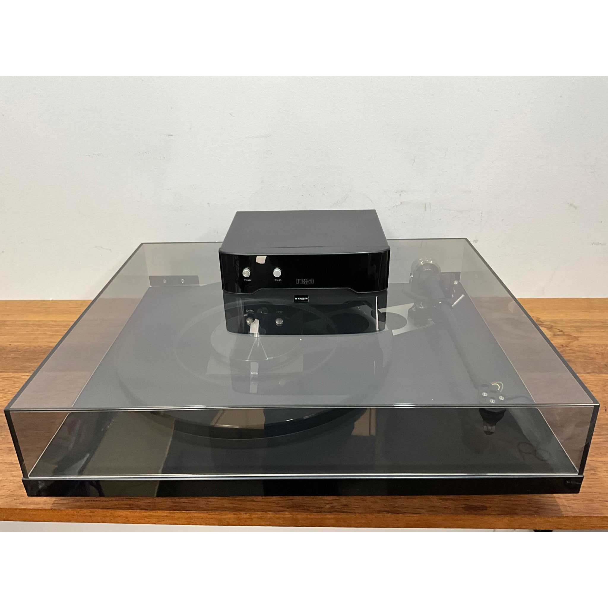 Rega Planar P6 Turntable fitted with Ania MC cartridge, as new, Pre Loved