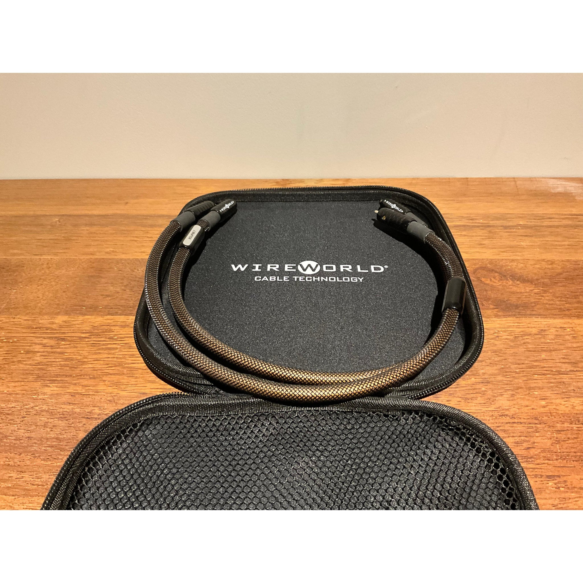 Wireworld Eclipse 7 RCA to RCA pair of interconnects, half metre, pre loved